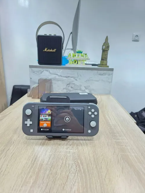  Nintendo Switch Lite 5.5" (2022) Flashée avec accessoires et plein de jeux