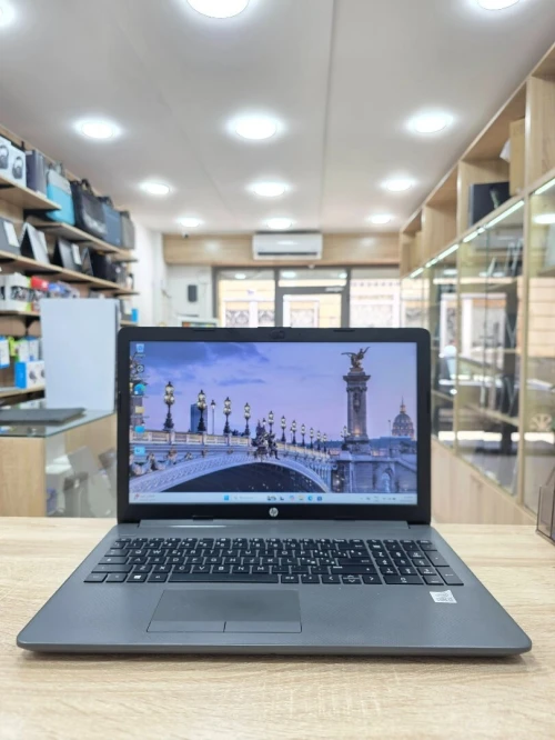 HP LAPTOP 250 G7 15.6  i7 1065G7 8GB /256GB