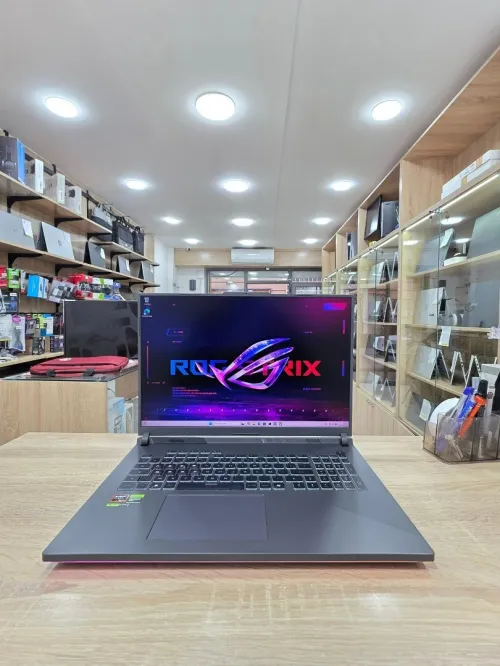 ASUS ROG G18  RYZEN 9 8940HX  & RTX 5070