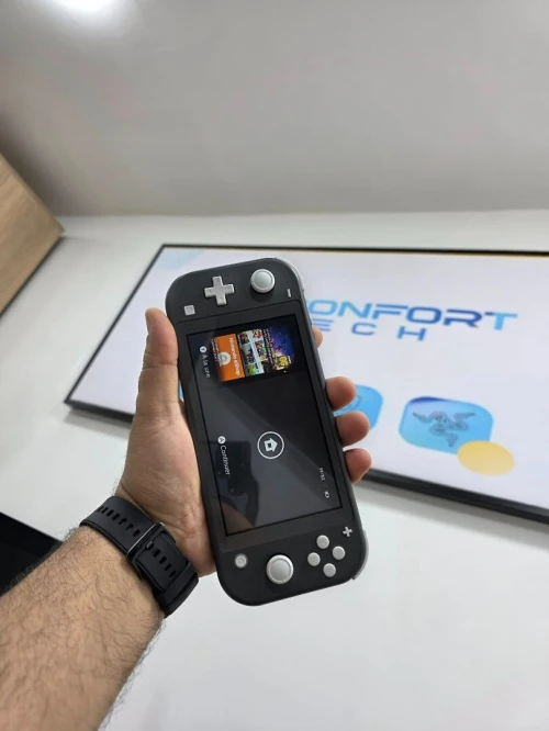 Nintendo Switch Lite 5.5" (2022) Flashée avec accessoires et plein de jeux