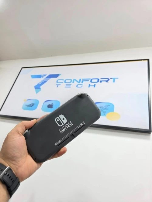  Nintendo Switch Lite 5.5" (2022) Flashée avec accessoires et plein de jeux