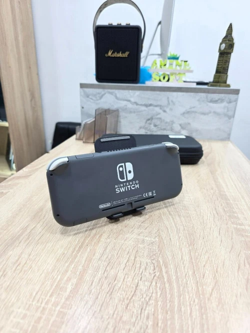  Nintendo Switch Lite 5.5" (2022) Flashée avec accessoires et plein de jeux