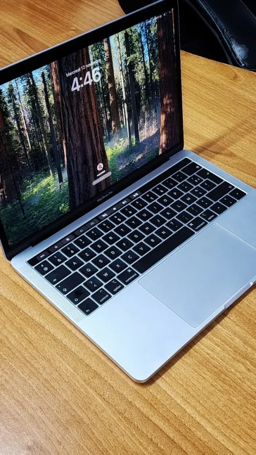 MACBOOK PRO touch bar 2019 i5  8Go 256 SSD Cycle 390 Intel Iris plus Graphics 645 Ecran 13 pouce