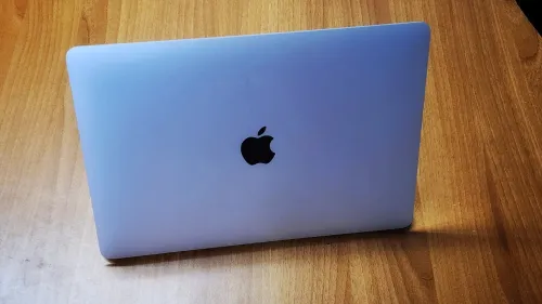 MACBOOK PRO touch bar 2019 i5  8Go 256 SSD Cycle 390 Intel Iris plus Graphics 645 Ecran 13 pouce