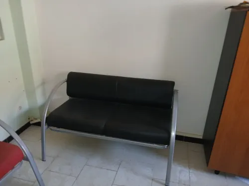 Lot de fauteuils et canapé ou chaise en métal et cuir idéal bureau ou salle dattente