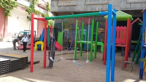 Airs de jeux , Toboggan , balançoire , bascule , tourniquet , jeux de ressort 