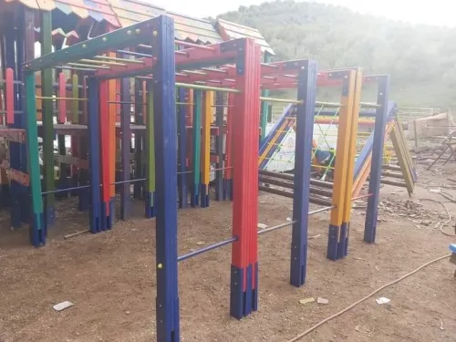 Airs de jeux , Toboggan , balançoire , bascule , tourniquet , jeux de ressort 