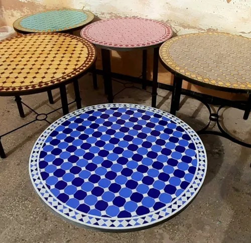 TABLES ET CHAISES EN MOSAIQUE ET FER FORGÉ 