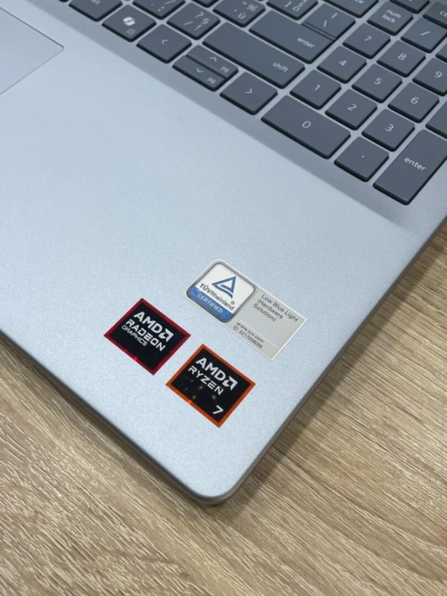 INSPIRON 16 Ryzen 7 8840u 16DDR5-1000ssd 16 POUCE FHD+ AMD 780M AZERTY