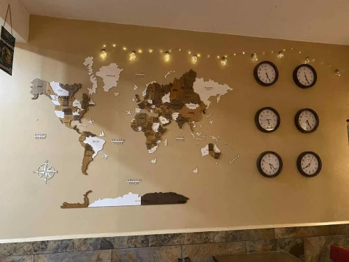 Carte du monde 3D en bois.