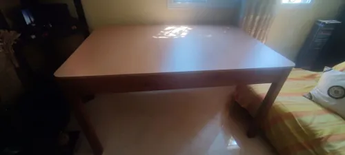 Grande table de travail solide et spacieuse