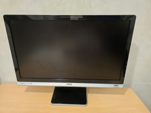 شاشة BenQ الأصلية (إيديسيون سبيسيال) + محول HDMI مجاني - حالة ممتازة(État Neuf)