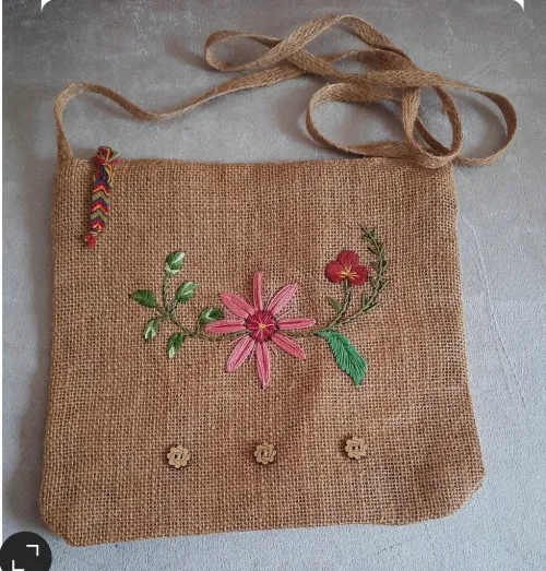 Sac original en broderie à mains