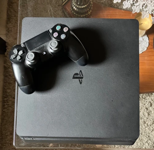 PS4 Slim 500Gb avec boite + Read Dead 2