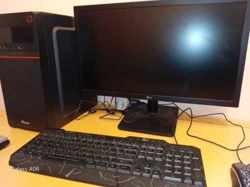 Pc avec écran LG et clavier souris et deluxe baffes RGB