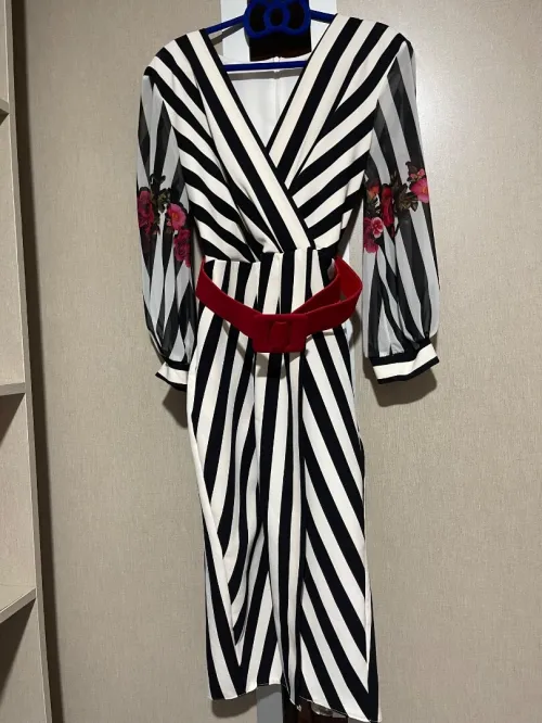 Robe zèbre avec ceinture rouge