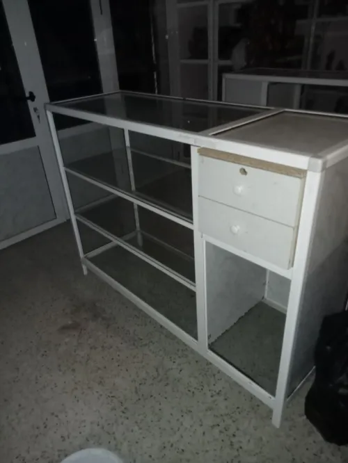 Vitrine+des étagères+2 Comptoir