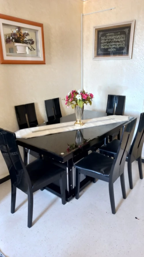 Table à manger et un bibliothèque à vendre 