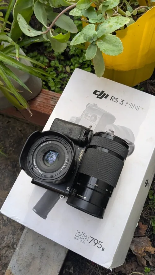 Sony a6000 + 55-210 f/4.0 + 35mm f/1.8 + dji ronin rs3 mini+ 2 batteries+ carte memoire