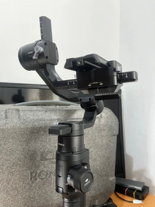 مانع اهتزاز الكميرات       stabilisateur caméra dji ronin s