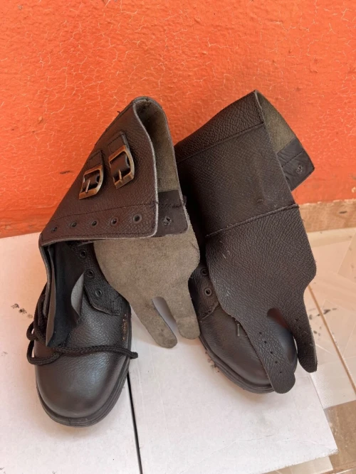 Godasse sécurité homme + 1 godasse pompier