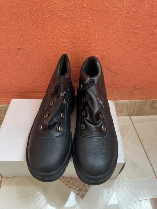 Godasse sécurité homme + 1 godasse pompier