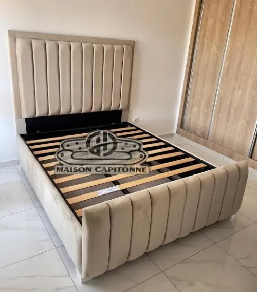 Lit capitonné beige avec sommier et coffret 