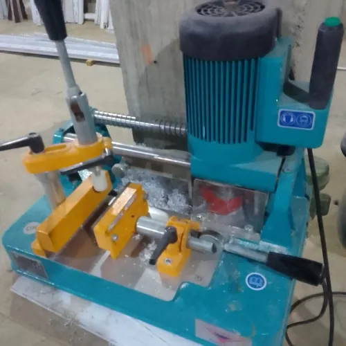 Machine grougeuse pvc