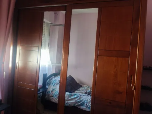 Armoire 2 portes coulissantes en bois massif avec miroir