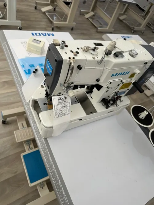  Machine a coudre MaQi Butonierre