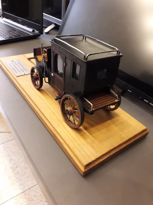 Maquette de calèche BROUGHAM Hippomobile, modèle de 1890 (42x15x15)