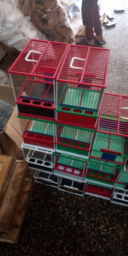 Vend des cages pour oiseaux Détail est grand.