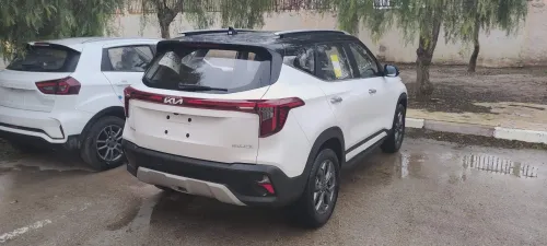 Kia Seltos 2025 Luxury black roof