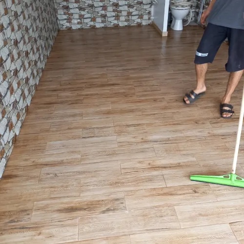 Nettoyage dal de sol faux parquet  
