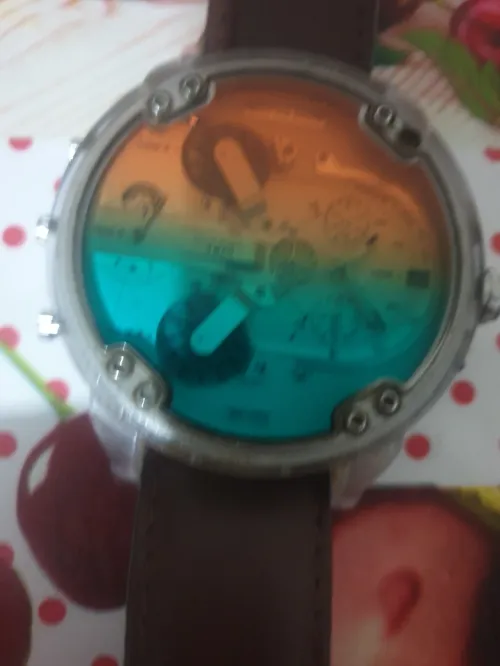 Slt j montre marque diesel 3bar original bonne etat pour les informations contactez moi