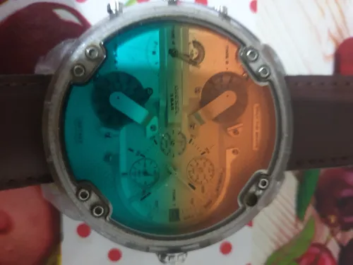 Slt j montre marque diesel 3bar original bonne etat pour les informations contactez moi