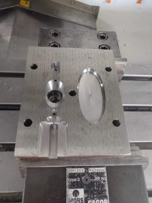 Fabrication de moules injection plastique matrice emboutissage 