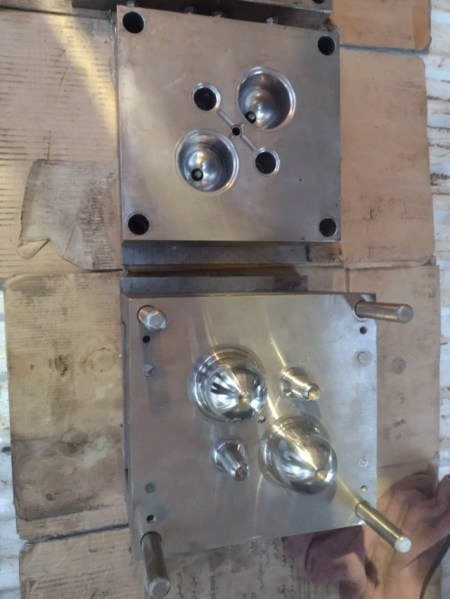 Fabrication de moules injection plastique matrice emboutissage 