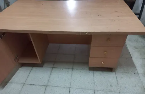 Bureau de travail avec rangements