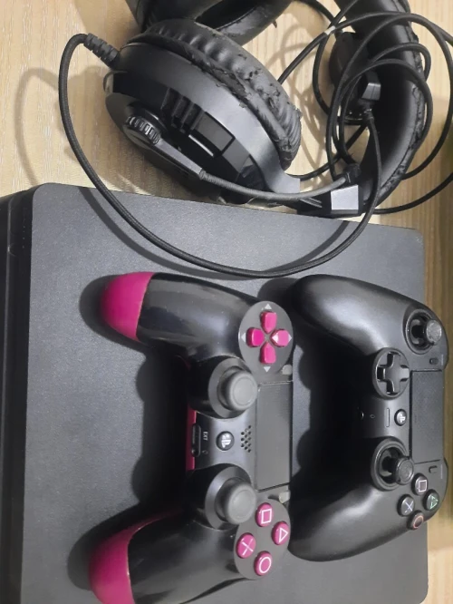 Ps 4 avec deux manettes et casque a 39000 Da presque neuf habat kabba