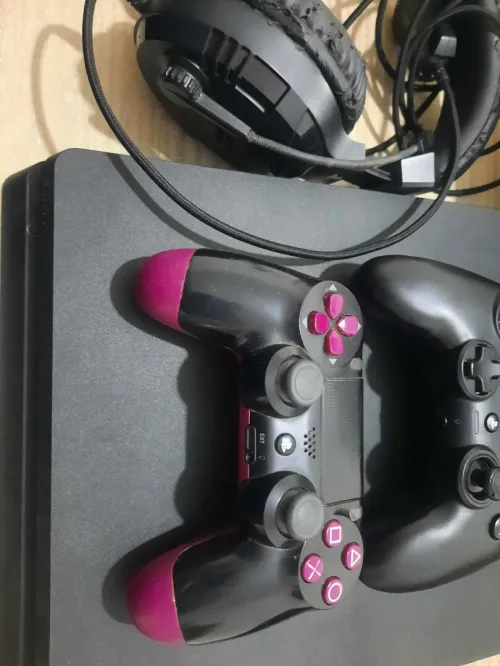 Ps 4 avec deux manettes et casque a 39000 Da presque neuf habat kabba