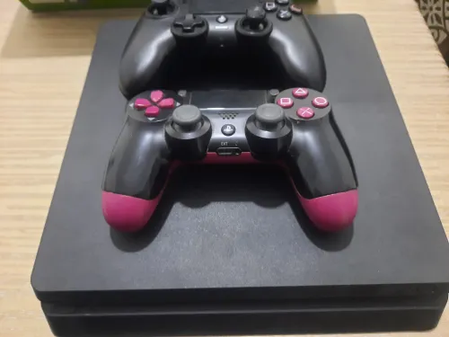 Ps 4 avec deux manettes et casque a 39000 Da presque neuf habat kabba