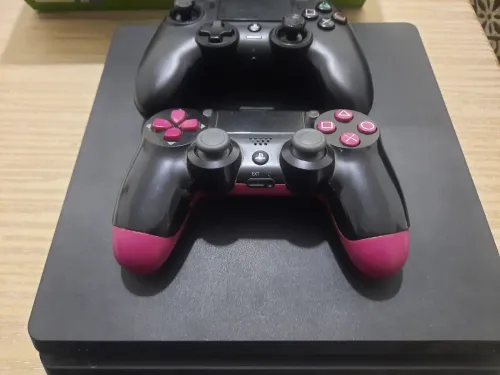 Ps 4 avec deux manettes et casque a 39000 Da presque neuf habat kabba