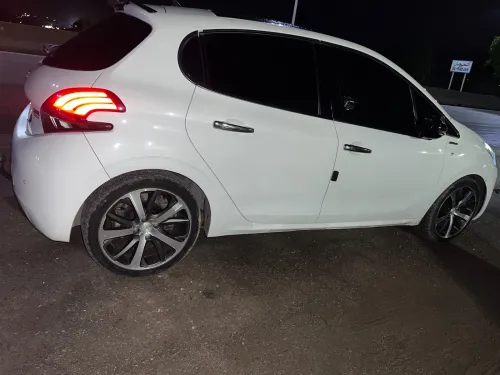 Peugeot 208 2013 Feline