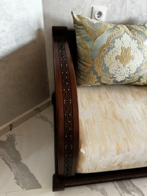 Salon Marocain Complet  Style traditionnel  Bois sculpté  Tissu jacquard doré