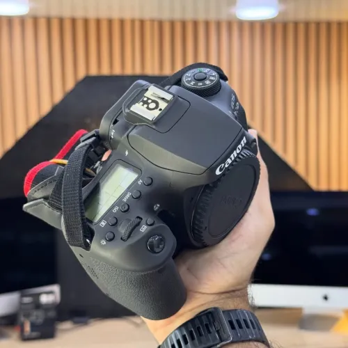 Canon 90D boitier nu en excellent état batterie et chargeur