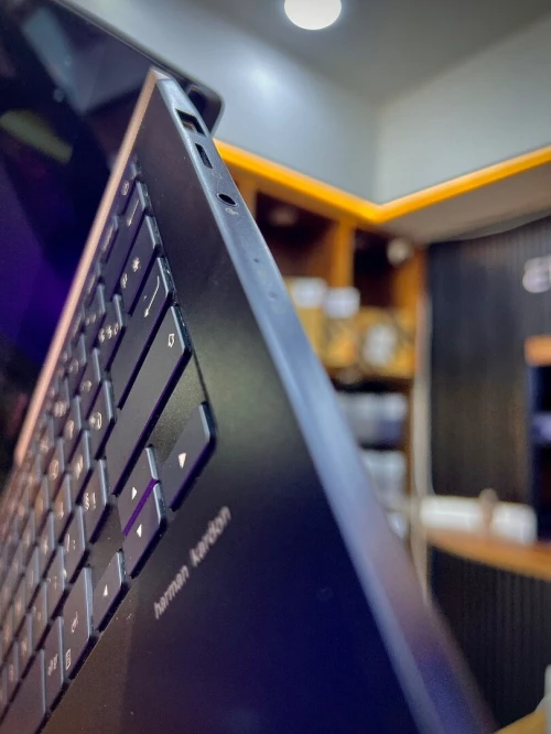 Asus zenbook 14 Intel i7-8565U 8/256 intel UHD 14 pouces tactile FHD