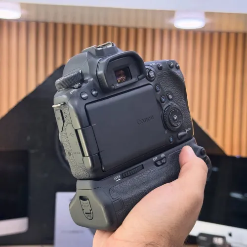 Canon R6 MARK II avec grip en excellent état batterie et chargeur