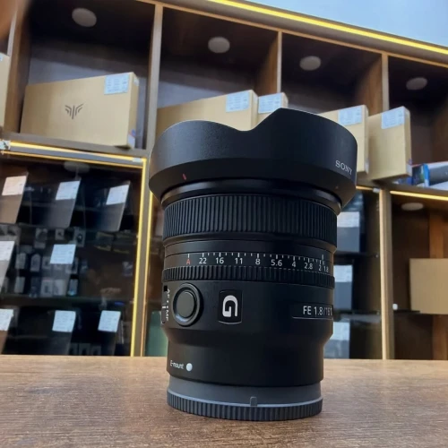 SONY 16mm 1.8 FE ( full frame ) excellente état comme neuf avec les deux bouchons parasoleil ( UN EXCELLENT LENS DE VIDEO )
