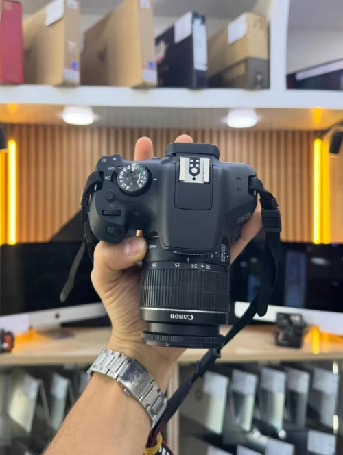Canon 2000D avec 18-55mm en excellent etat comme neuf avec batterie chargeur